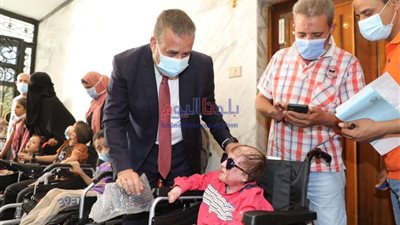محافظ المنوفية يسلم كرسي كهربائي لإحدى الحالات الإنسانية