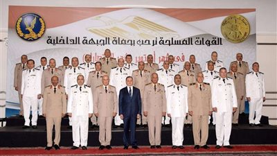 وزير الداخلية يزور القائد العام للقوات المسلحة بمناسبة ذكرى أكتوبر