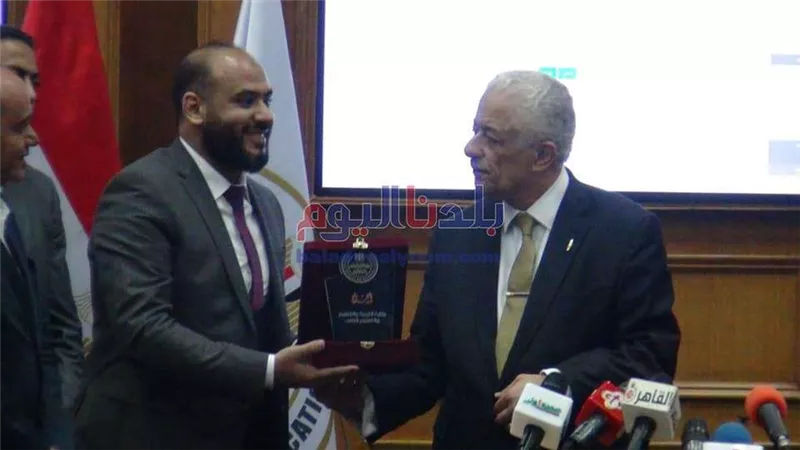 بالصور.. وزير التعليم يكرم مجموعة من المدرسين المتميزين