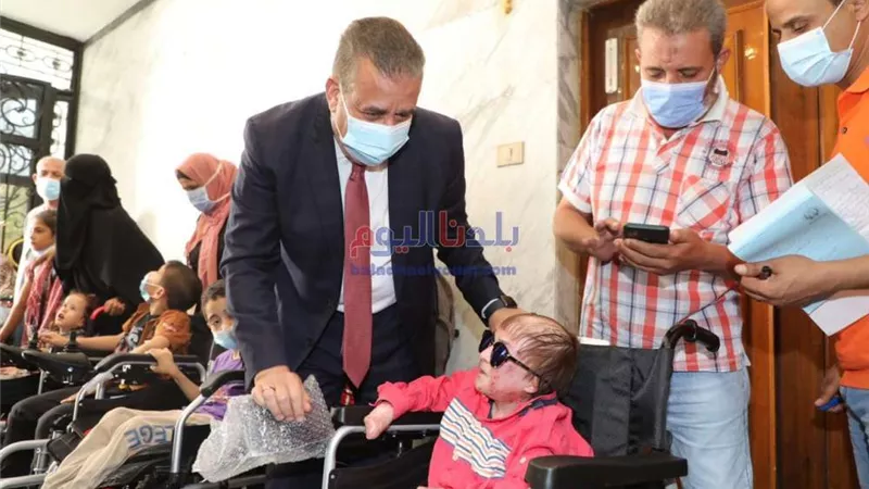 محافظ المنوفية يسلم كرسي كهربائي لإحدى الحالات الإنسانية