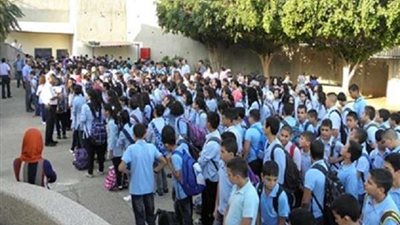 في بورسعيد.. مُدرسة تنزع سماعة أذن طالب ظنًا منها أنه يلهو