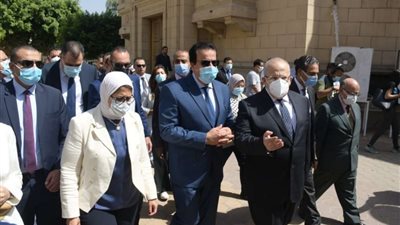 بالصور | وزيرا التعليم العالي والصحة ورئيس جامعة القاهرة يتفقدون عمليات تطعيم الطلاب  ضد كورونا