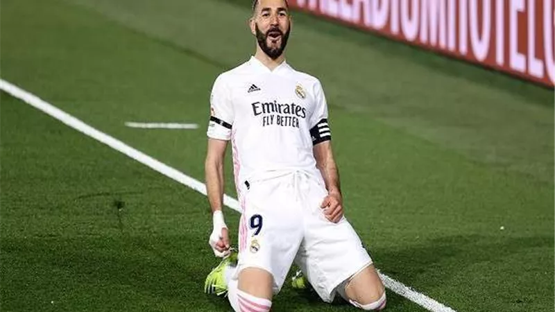 بنزيما يقود هجوم فرنسا أمام فنلندا