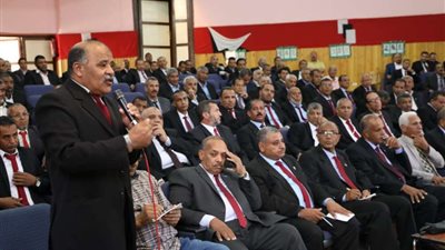 بالصور.. محافظ الوادى الجديد يلتقى بالمعلمين ويثنى على منظومة الزى الموحد