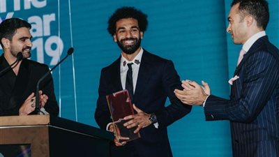الله على أخلاقك يا فخر العرب.. صلاح ينشر صورته مع عارضة أزياء برازيلية