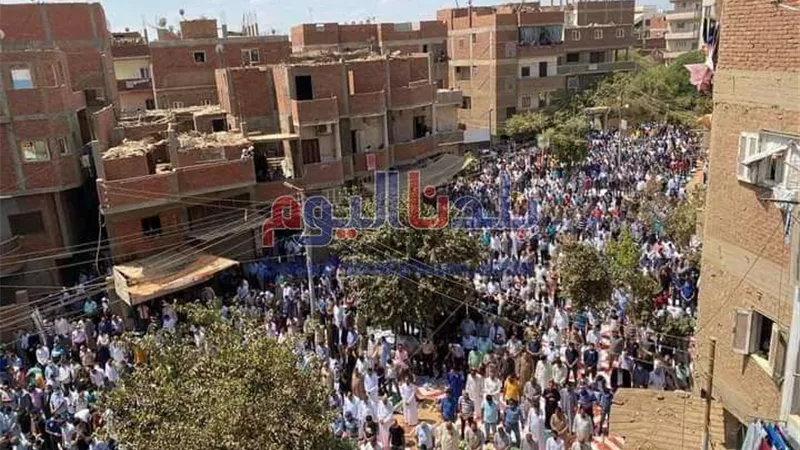 بحضور الدكتور أحمد عمر هاشم الألاف يشيعون جثمان محمود العربى إلى مثواة الأخير بالمنوفية