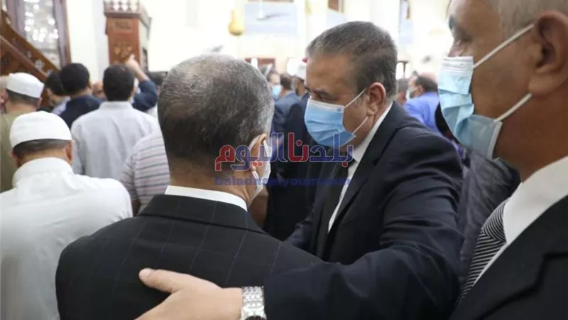 في مشهد مهيب محافظ المنوفية يتقدم جنازة رجل الأعمال محمود العربي بمسقط رأسه بأبو رقبة بأشمون