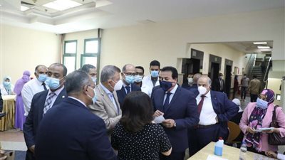 وزير التعليم العالي ورئيس جامعة عين شمس يتفقدان مراكز التطعيم للوقاية من فيروس كورونا بجامعة عين شمس