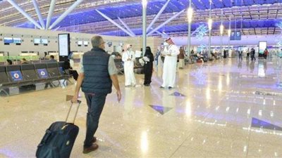 دولة عربية تمنع دخول المصريين المسافرين للسعودية بعقد عمل لأول مرة