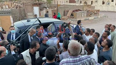الرئيس السيسي يتبادل التحية والحديث مع المواطنين وأبنائهم في منطقة الرويسات بشرم الشيخ