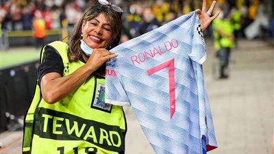 رغم خسارة مانشستر يونايتد.. رونالدو يهدي قميصه لسيدة عقب المباراة لهذا السبب