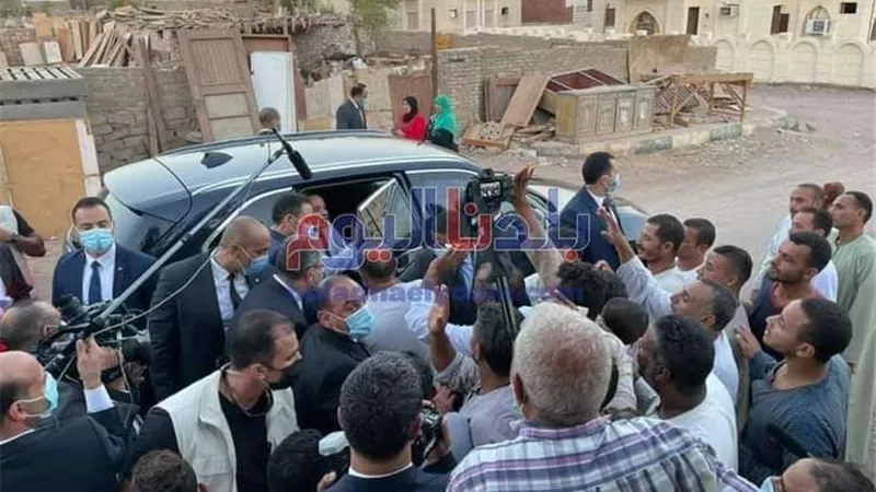 الرئيس السيسي يتبادل التحية والحديث مع المواطنين وأبنائهم في منطقة الرويسات بشرم الشيخ