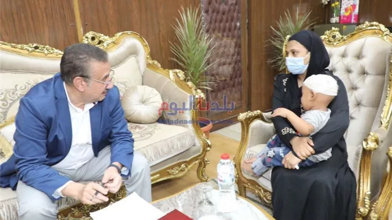 محافظ المنوفية يقدم مساعدة لسيدة نجلها كفيف وتسكن في غرفة غير آدمية