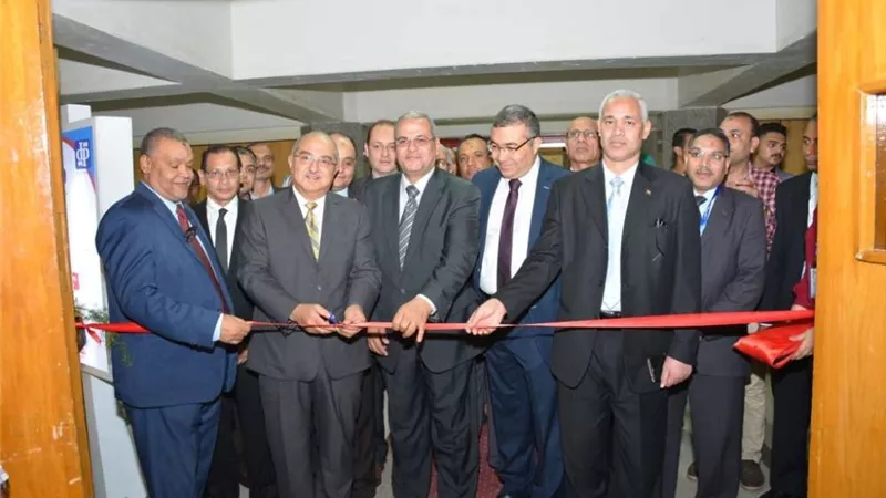 رئيس جامعة أسيوط يفتتح المعرض الأكبر للصيادلة في صعيد مصر