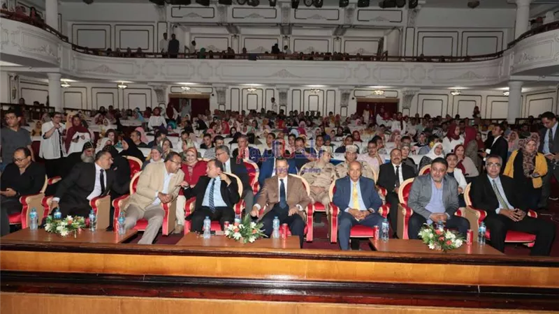محافظ بني سويف ورئيس الجامعة يشهدان العرض المسرحي 