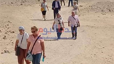 وفد سياحي من 3 جنسيات يزور المناطق الآثرية بالمنيا