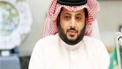 بالصور.. تركي آل الشيخ يزور محمد هنيدي داخل مسرح الرياض