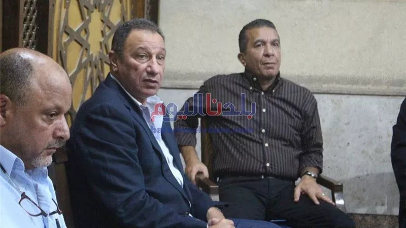 الخطيب وأعضاء الأهلي في عزاء والدة علاء عبد الصادق (صور)
