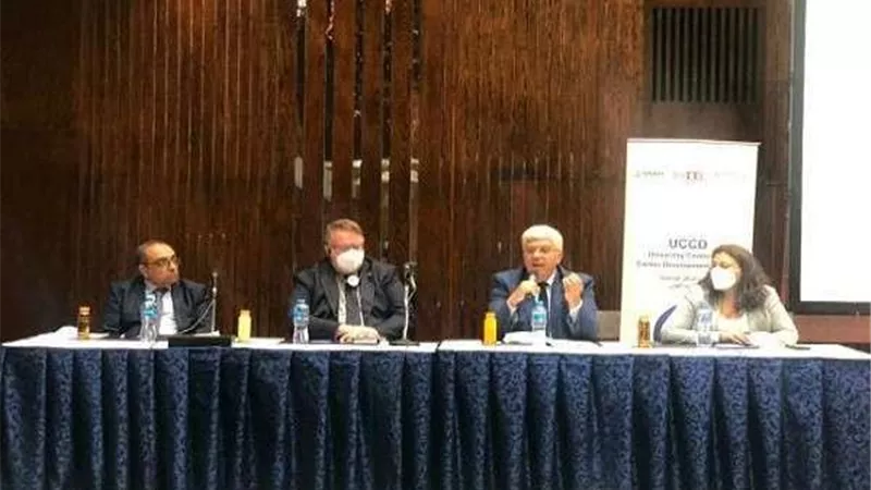 وزير التعليم العالي يستعرض تقريرًا حول مراكز التطوير المهني بالجامعات المصرية
