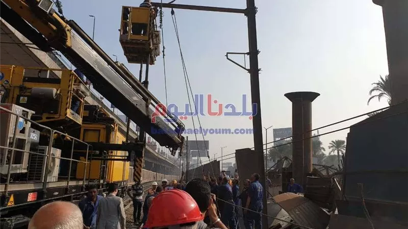 بالصور.. فرق الطوارئ تواصل جهودها لإعادة حركة المترو إلى طبيعتها