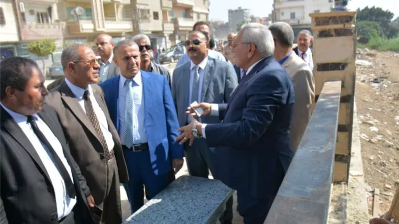 محافظ الدقهلية يتفقد شارع كورنيش شربين ويشدد على سرعة إنهاء أعمال التطوير