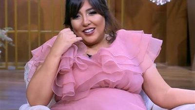 مي كساب ضيفة منى الشاذلي في أشهر حملها الأخير