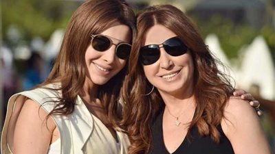لن تصدق.. لحظات عفوية لنجوم الفن مع أمهاتهم  