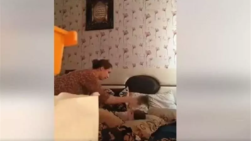 بالفيديو.. طفلة رضيعة تتعرض الى ابشع انواع التعذيب 