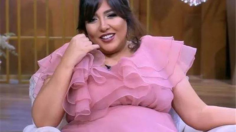مي كساب ضيفة منى الشاذلي في أشهر حملها الأخير