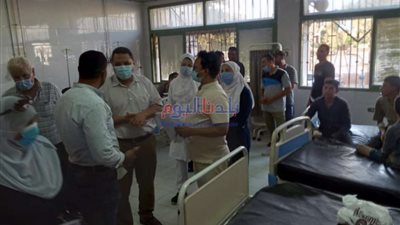 وكيل وزارة الصحة بالمنوفية يتابع حالات تسمم جماعي بمستشفى السادات المركزي