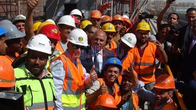 كامل الوزير يلتقط صورة تذكارية مع العمال والمهندسين بمحطة الهايكستب