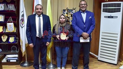 رئيس جامعة بني سويف يكرم طالبة حصلت على المركز الأول بمعرض مبتكري الجنوب