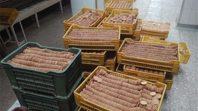 ضبط مصنع بحوزته 300 كجم بسكويت كسر معد لإعادة التدوير في أبو النمرس
