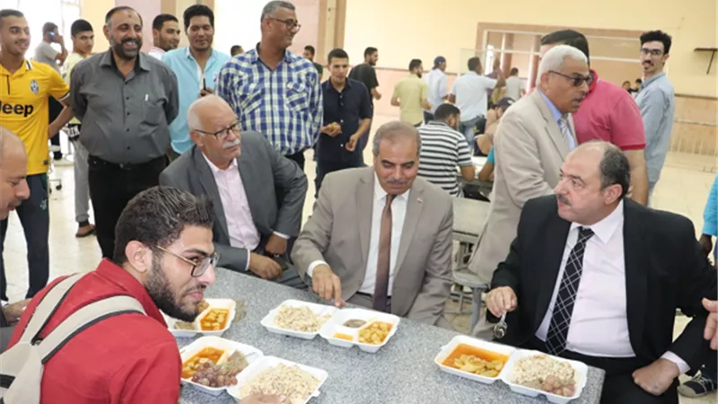 رئيس جامعة الأزهر يتناول الطعام مع طلاب المدينة الجامعية