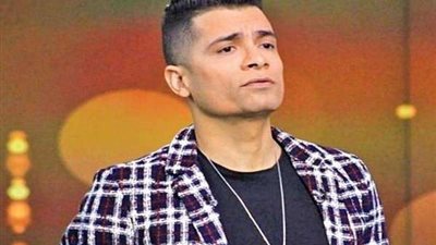 شاكوش يستعرض عضلاته في الجيم