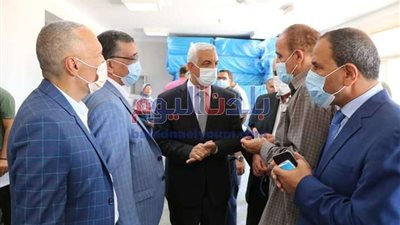 رئيس جامعة المنوفية يتابع مغادرة آخر حالتين من مصابي فريق السرعة المستشفى