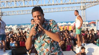 بعد منعه من الغناء.. 