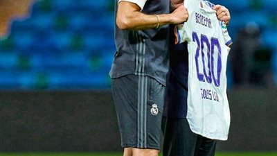 ريال مدريد يكرم بنزيما لوصوله للهدف 200 في الليجا