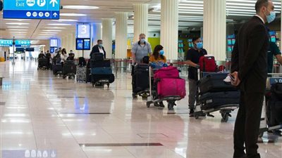 احتفالًا باليوم الوطني.. مطار دبي يستقبل السعوديين بالهدايا والاغاني
