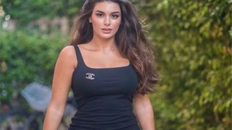 شاهد.. والدة ياسمين صبري تحصل على كأس أفضل سباحة