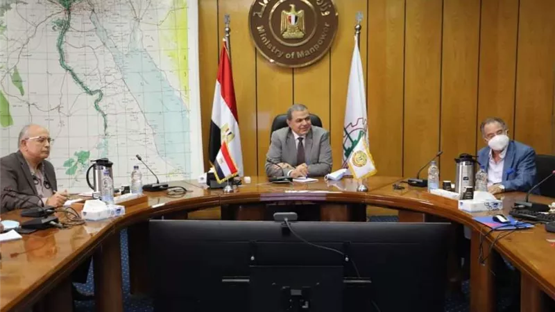 القوى العاملة تبحث ربط العاملين المصريين بالخارج مع المكاتب العمالية