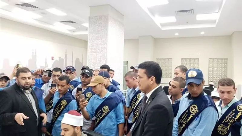 في إطار التواصل مع كافة المؤسسات.. مركز الأزهر يستقبل وفداً من طلاب الجامعة