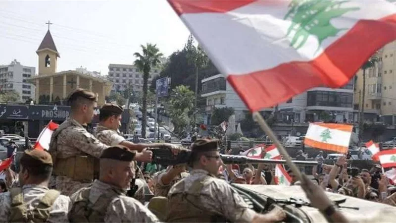 شاهد.. الجيش اللبناني يمنع الصدام بين المتظاهرين وأنصار حزب الله
