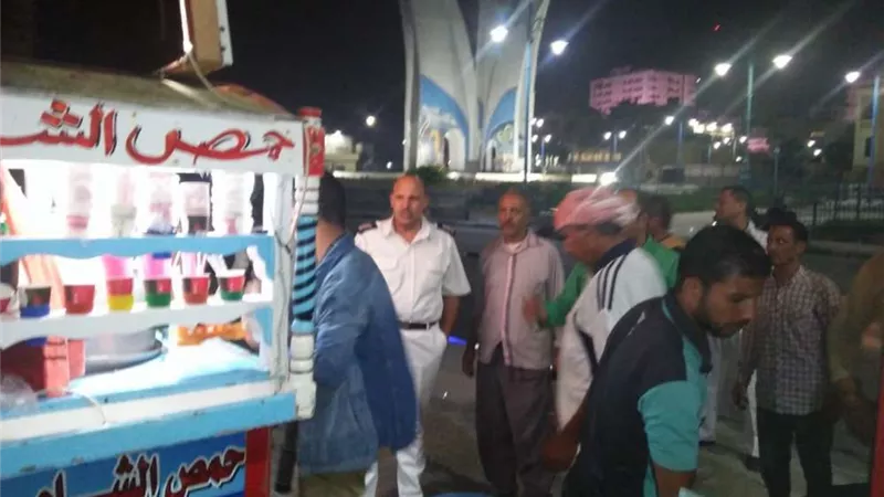 حملات ليلية لإزالة إشغالات الطريق بوسط المدينة بمطروح