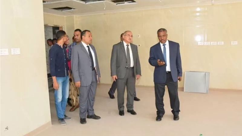 رئيس جامعة أسيوط يتفقد المستشفى الجامعي في جولة مفاجئة