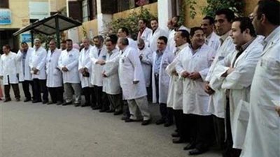 بعد وقف صرفه.. المعاش المبكر يسبب أزمة بين الأطباء والتضامن