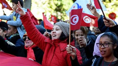 السلطات التونسية تبدأ التحقيق في حادث تمزيق نسخة من الدستور في العاصمة