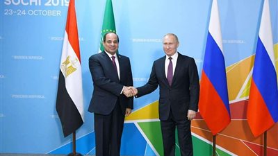 بالفيديو .. مزحة بين بوتين والسيسي خلال قمة سوتشي بسبب 