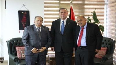 السفير الفلسطيني بالقاهرة يستقبل رئيس المحكمة الدستورية العليا بفلسطين بمقر السفارة