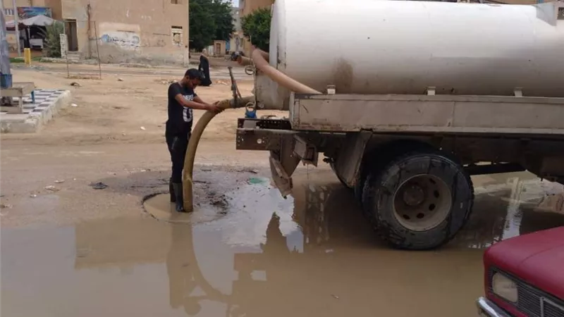 بالفيديو.. إزالة تجمعات مياه الأمطار بالشوارع والميادين بمرسي مطروح